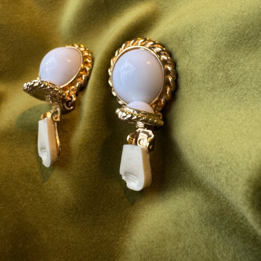Kenneth Jay Lane Gold and White Statement Clip on Earrings - Picture 4 of 6